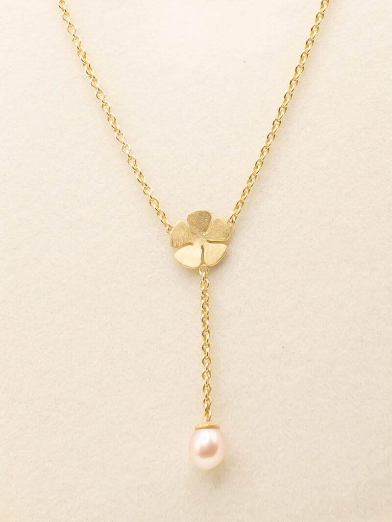Vergulden ketting (925 Sterling zilver met 14kt. goudlaag) met bloemetje en roze pareltje.